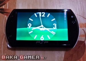 La PSP go avec écran fermé, en veille sur l'horloge.